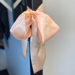 Pudderfarvet satin,16 cm i bredde x 9 meter lang