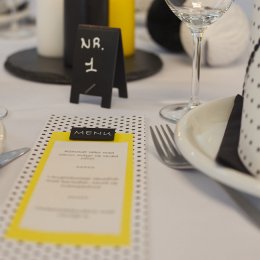 Borddkning Prikker og Gul