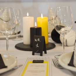 Borddkning Prikker og Gul