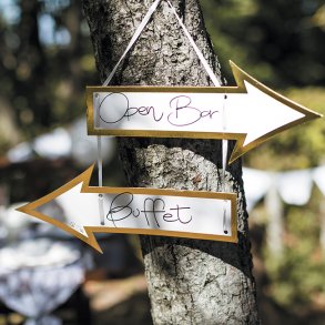 Party directions signs/pileskilte, 2 stk. inkl. hvidt silkebnd